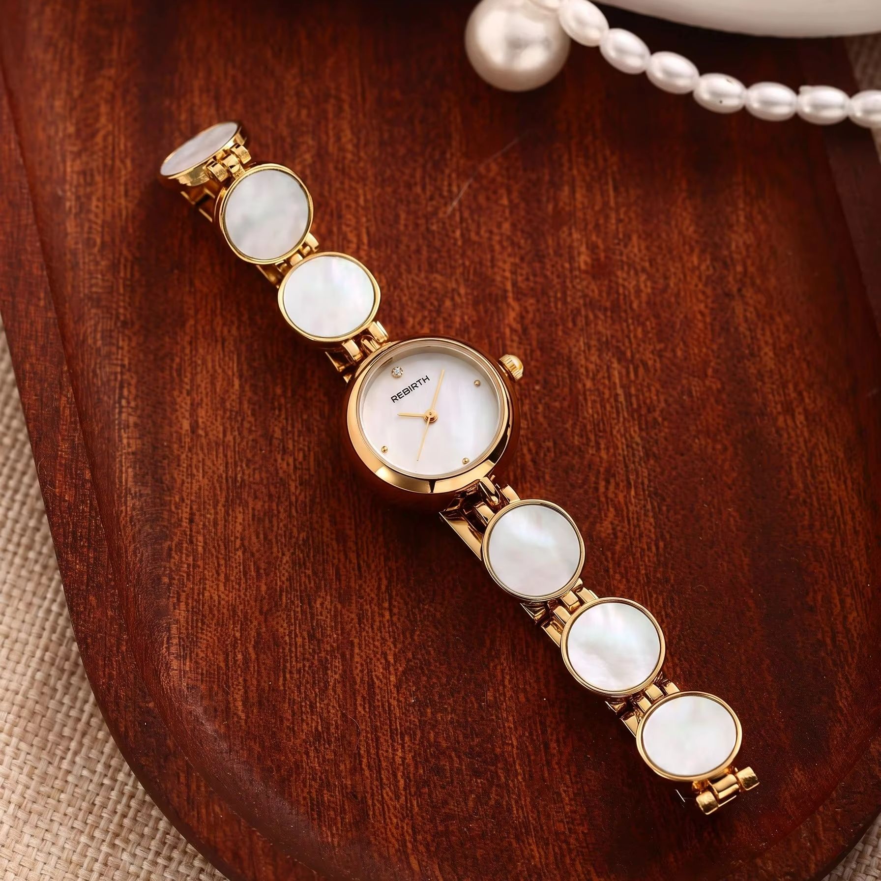 Luxe dameshorloge met een rond - Jewelry Diamond Watches recensie en prijs